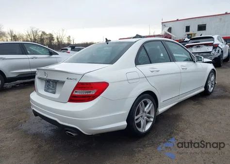 2013 Mercedes-Benz C 300 Sport 4Matic z USA, uszkodzony, nr VIN WDDGF8AB7DR256204